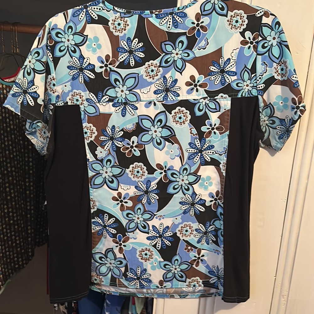 Scrub Top - Picture 2 of 3